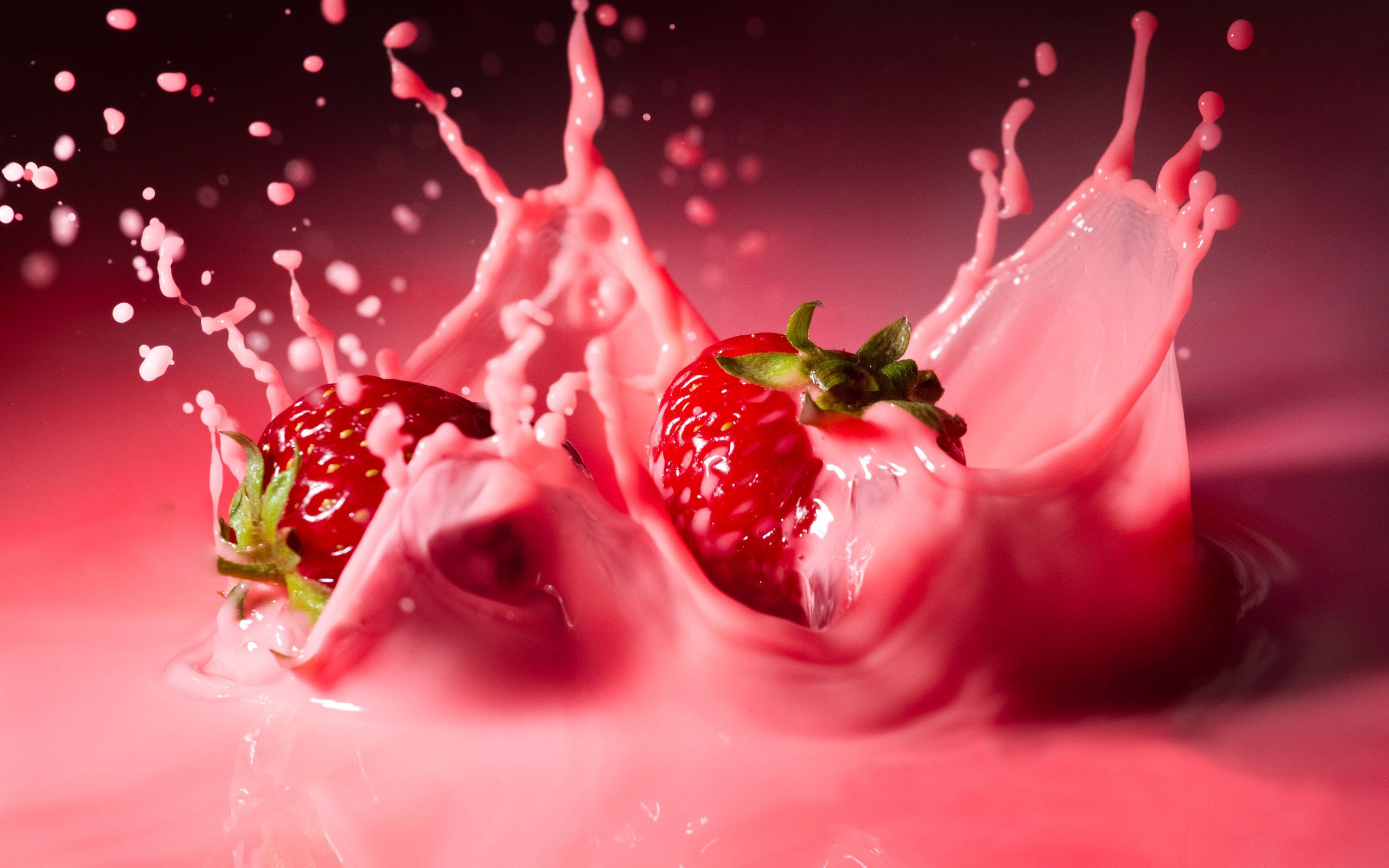 Erdbeeren in der Milch