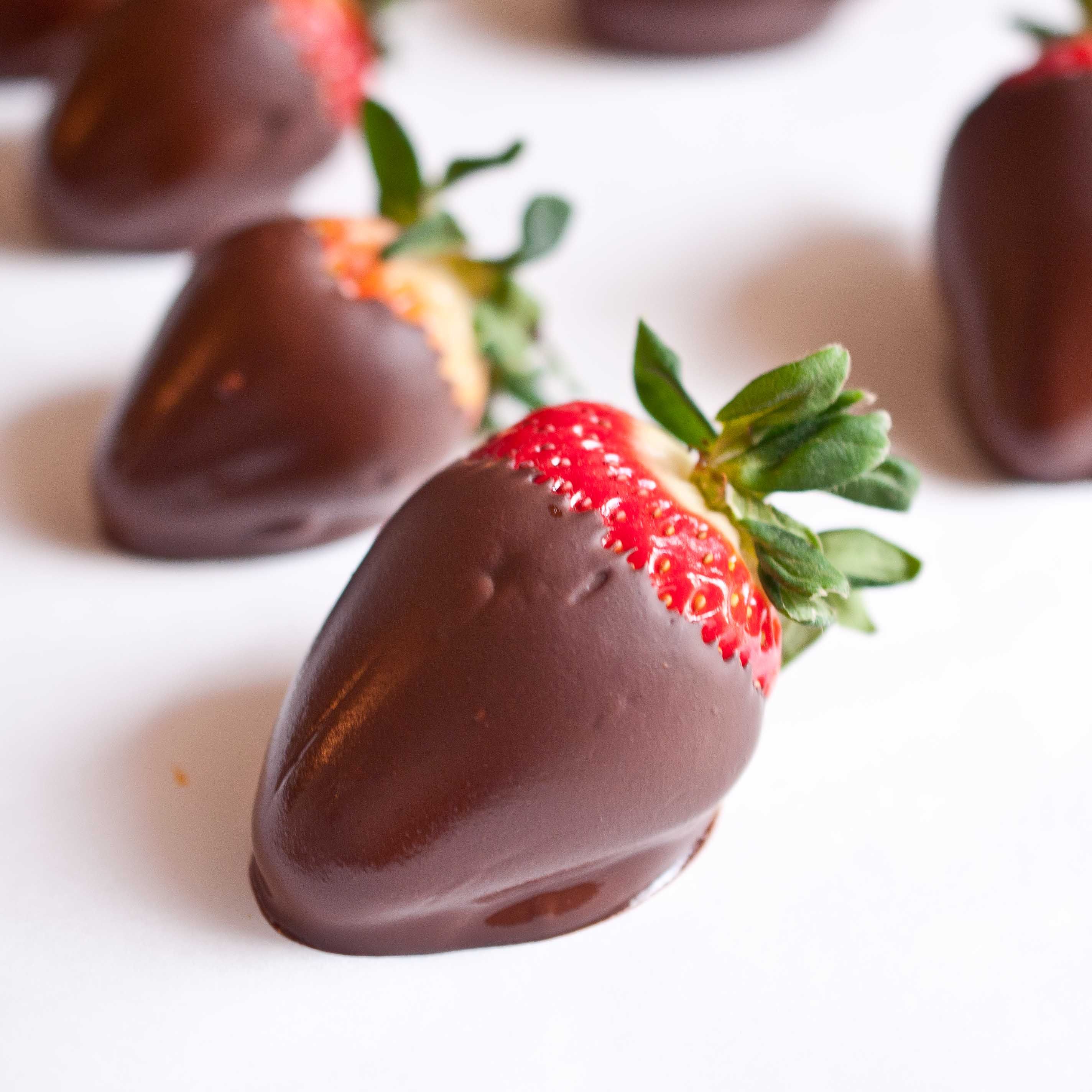 Schokolade überzogene Erdbeeren